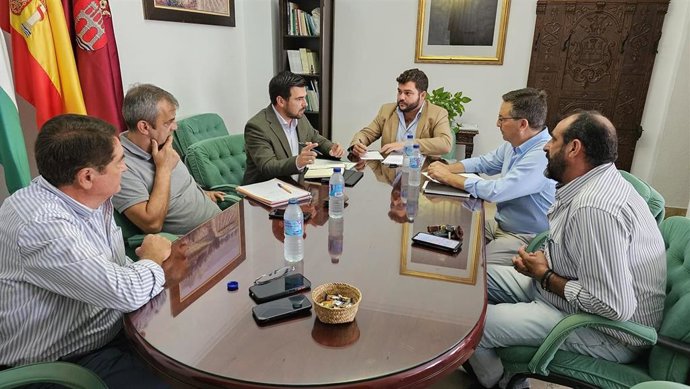 El delegado de Agricultura con el alcalde de Arcos.