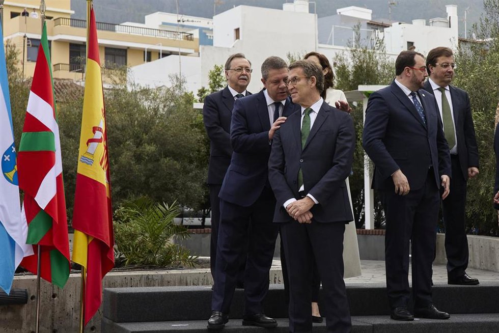 Archivo - El presidente de C-LM, Emiliano García-Page, y el presidente nacional del PP, Alberto Núñez Feijóo, durante la conferencia de presidentes celebrada en 2022