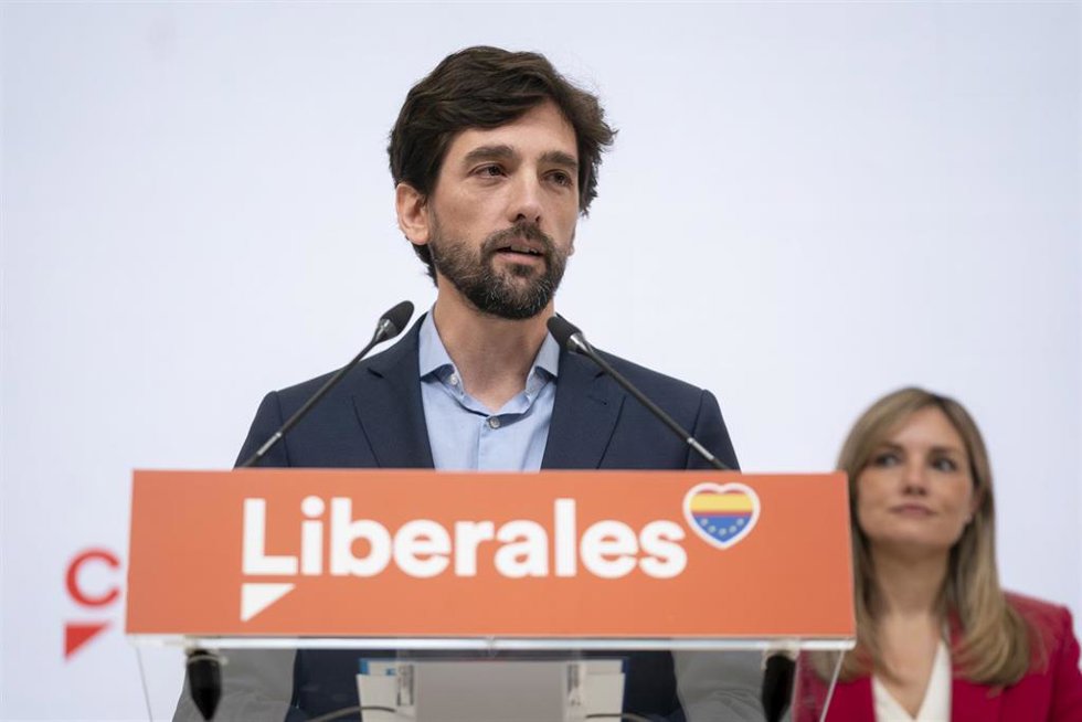 Archivo - El portavoz de Ciudadanos en el Parlamento Europeo, Adrián Vázquez, ofrece una rueda de prensa.