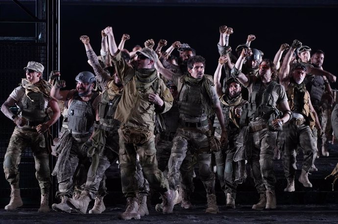 Archivo - El coro del Teatro Real en 'Medea'