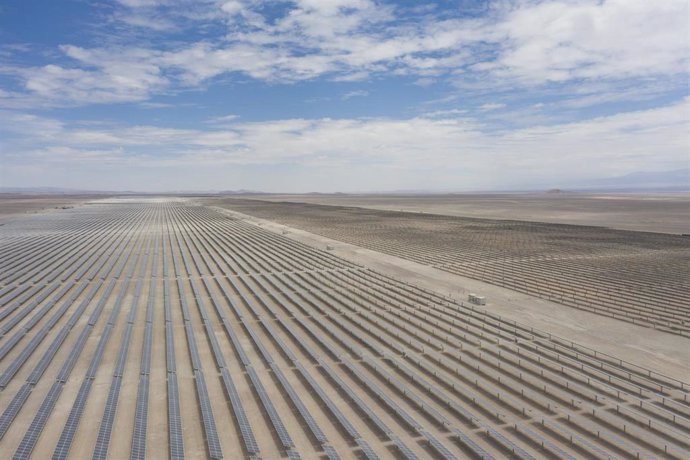 Archivo - Planta solar en el desierto.