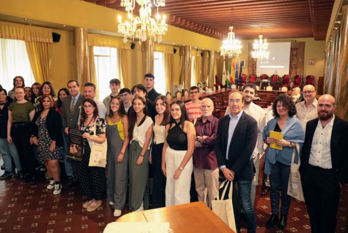 Foto de familia de organizadores y colaboradores del seminario 'Letras de odio: riñas autoriales y aversiones literarias'.