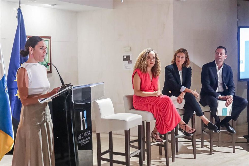La consejera de Turismo y Empleo del Gobierno de Canarias, Jessica De León (i), en la presentación del acuerdo entre Hecansa e Iberostar para lanzar la primera promoción de FP Dual