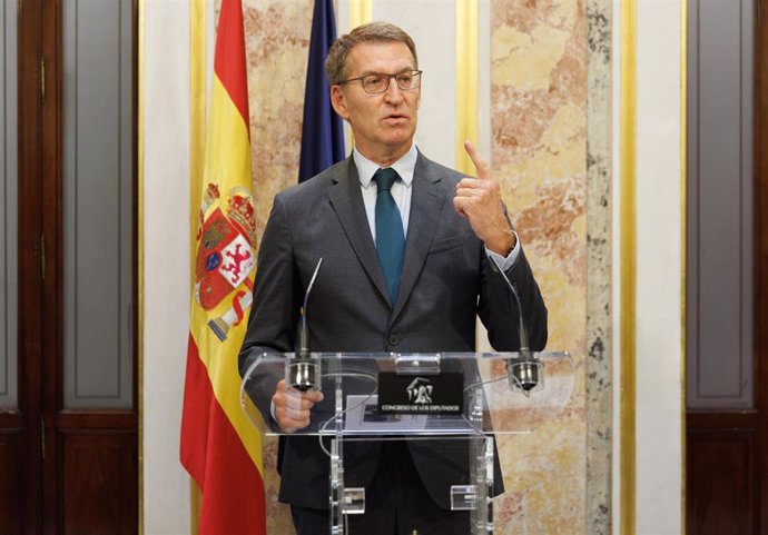 El presidente del PP, Alberto Núñez Feijóo, durante una rueda de prensa tras una sesión plenaria, en el Congreso de los Diputados, a 21 de septiembre de 2023, en Madrid (España). Durante el Pleno de hoy se tramita en lectura única la reforma del Reglame