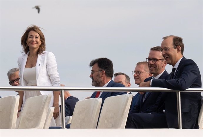 La ministra de Transportes, Movilidad y Agenda Urbana, Raquel Sánchez, junto a sus homólogos europeos y el presidente del Puerto de Barcelona, Lluís Salvadó.