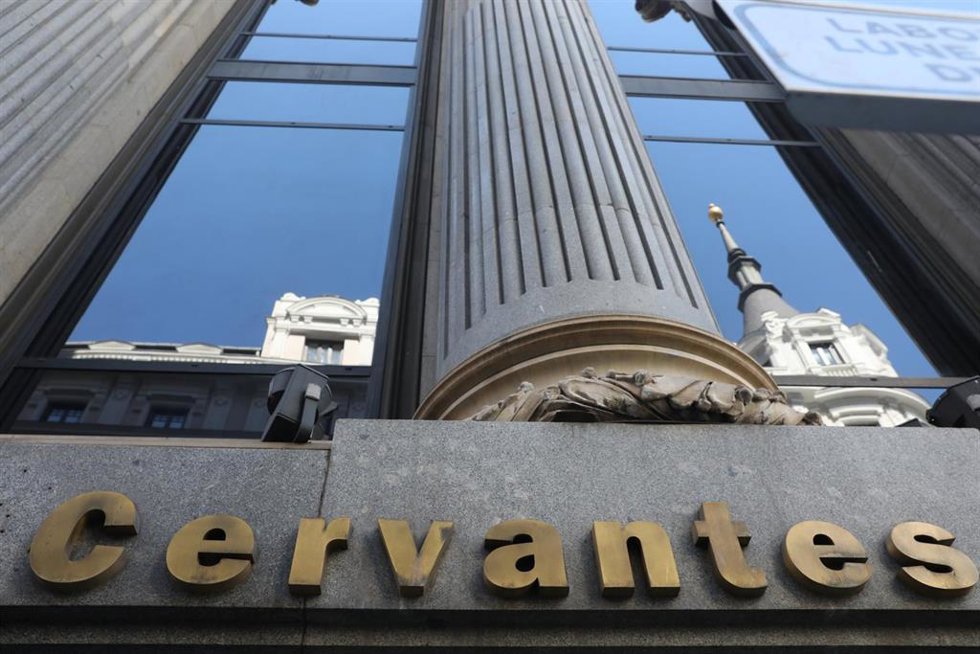 Archivo - Letrero del Instituto Cervantes en la fachada del Edificio de las Cariátides 