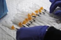 Satse advierte que la campaña de vacunación arrancará "sin enfermeras suficientes" y pide prorrogar contratos de verano