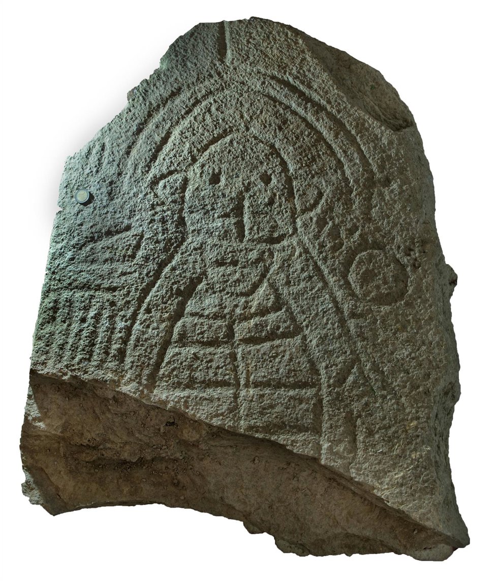 Archivo - Imagen de archivo de la estela diademada, hallada en 2018 en Cañaveral de León (Huelva). 
