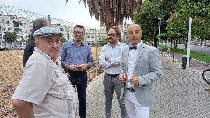 Archivo - Hurtado (dcha.), junto a otros ediles y representantes del PSOE en una visita al Distrito Sur.