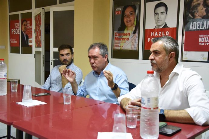 El secretario general del PSOE de Andalucía, Juan Espadas,  en un encuentro con militantes en Macael