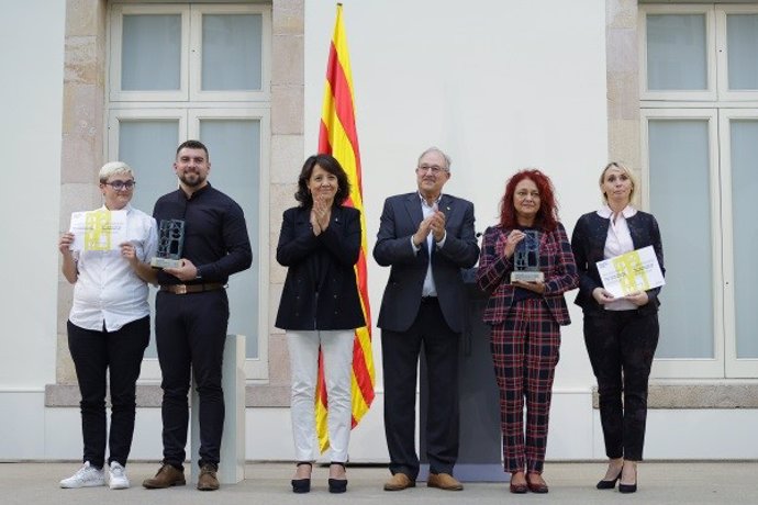 La presidenta del Parlament, Anna Erra, y el presidente del ICIP, Xavier Masllorens, con los premiados