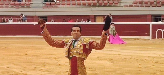 El extremeño Emilio de Justo pasea uno de los dos trofeos obtenidos en la plaza de toros de Logroño en la feria de San Mateo 2023