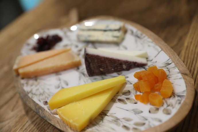 Archivo - Bandeja con una variedad de quesos, archivo 