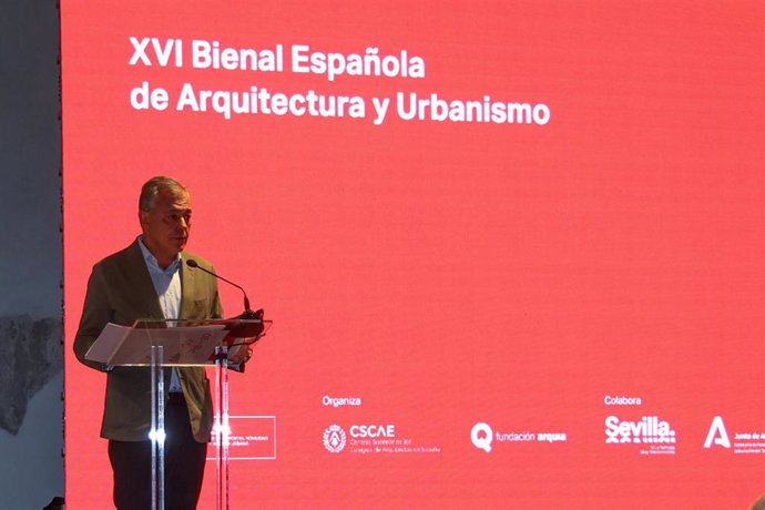 El alcalde de Sevilla, José Luis Sanz, en la inauguración de la exposición 'Me-dio Pla-zo', que forma parte de la XVI Bienal Española de Arquitectura y Urbanismo