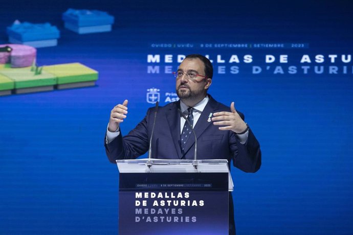 El presidente del Principado, Adrián Barbón, interviene durante el acto de entrega de las medallas de Asturias 2023, en el Auditorio Príncipe Felipe, a 8 de septiembre de 2023, en Oviedo, Asturias (España). 