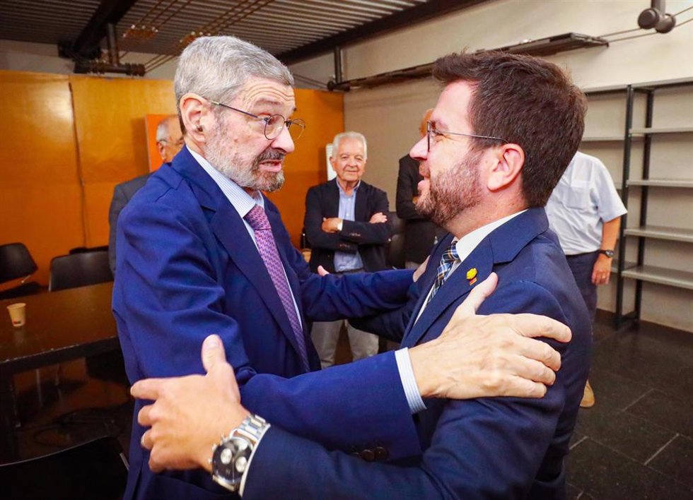 El presidente de la Generalitat, Pere Aragons, saluda al historiador Joan B. Culla