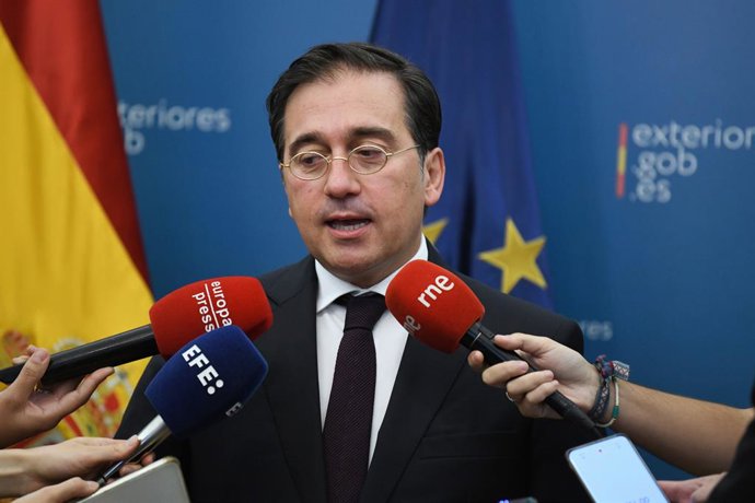El ministro de Asuntos Exteriores, Unión Europea y Cooperación en funciones, José Manuel Albares, ofrece declaraciones a los medios durante el acto de entrega de condecoraciones al personal del Equipo de Emergencias START que fue a Turquía, en el Palaci