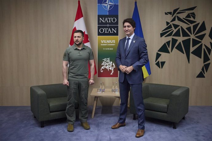 Archivo - El primer ministro de Canadá, Justin Trudeau (derecha) y el presidente de Ucrania, Volodimir Zelenski (izquierda)