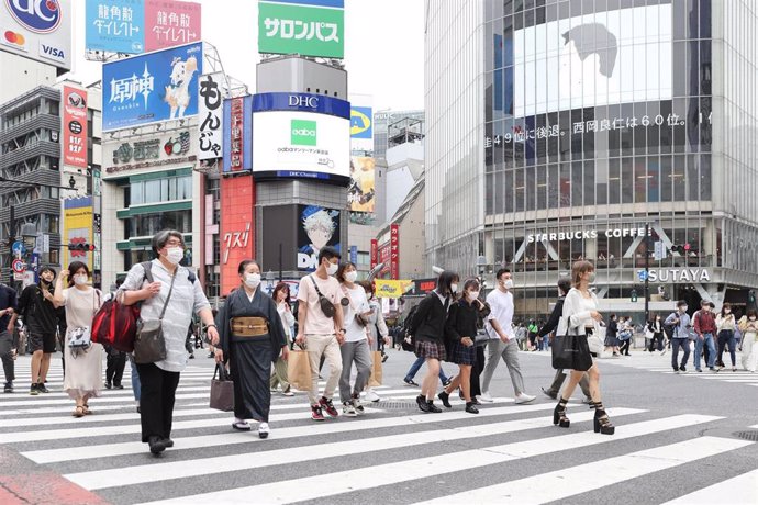 Archivo - Japoneses paseando por las calles de Tokio