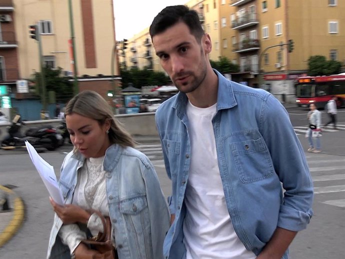 Sergio Rico, llegando al hospital Virgen del Rocío con su mujer, Alba Silva