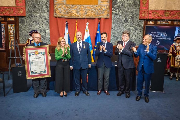 Acto de entrega de la Medalla de Oro de Tenerife a Juan de la Cruz