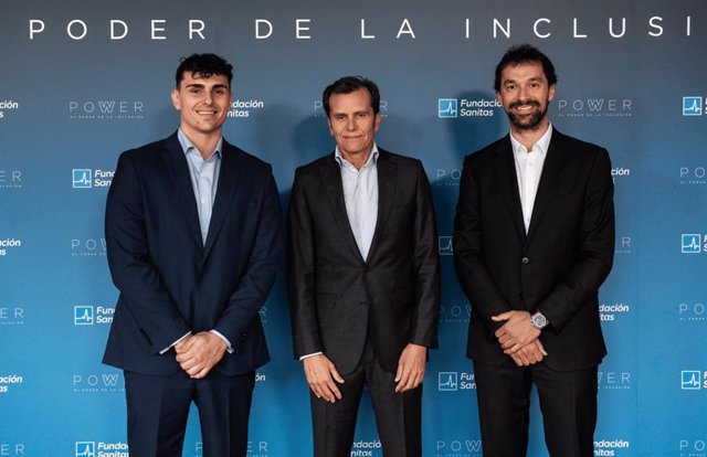 De izda a dcha: Ignacio 'Pincho' Ortega, Iñaki Peralta y Sergio Llull posan antes del estreno del primer capítulo de 'Power'