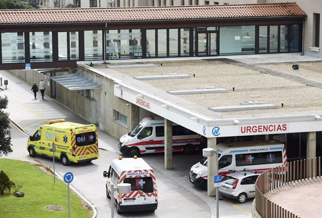 Archivo - Ambulancias en el parcamiento de Urgencias del Hospital Valdecilla.