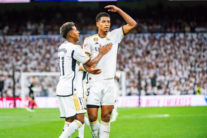 Rodrygo (izquierda) y Jude Bellingham tras un gol del británico con el Real Madrid, en partido de LaLiga EA Sports 2023/24