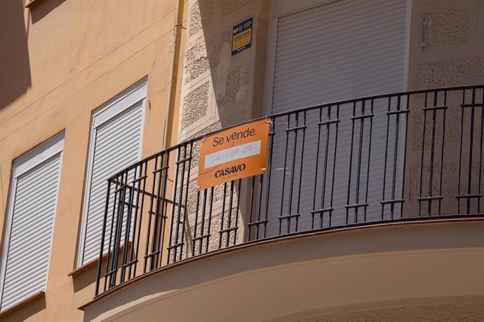 Archivo - Cartel de 'Se Vende' en un balcón de una vivienda.