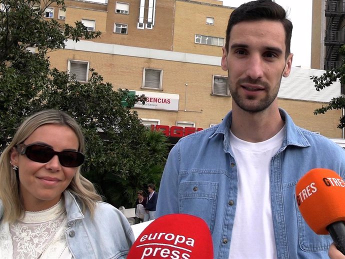 Sergio Rico y Alba Silva tras la revisión médica a la que el futbolista se ha sometido este viernes en el Hospital Virgen del Rocío de Sevilla