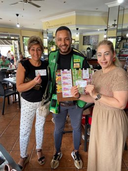 Mehdi Beqqada, vendedor de la organización nacional desde 2017, ha vendido diez cupones premiados en la zona de la Huerta de San Pablo, en Mairena del Alcor (Sevilla).