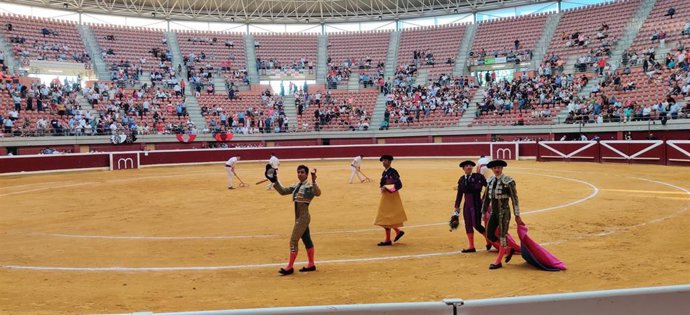 Archivo - Leo Valadez pasea una oreja en la plaza de toros de La Ribera de Logroño