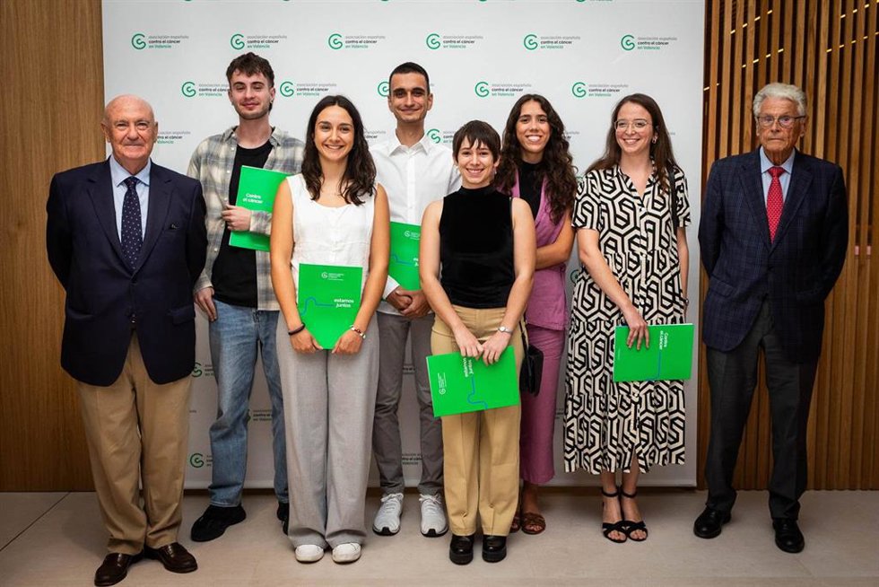 Tomás Trenor (izq) , los jóvenes predoctorales y el doctor Llombart (dcha)