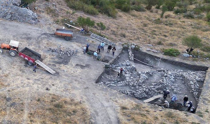En este sitio de excavación al pie de Ambarlikaya en Bogazky-Hattusha en Turquía, se descubrió una tablilla cuneiforme con una lengua indoeuropea previamente desconocida.