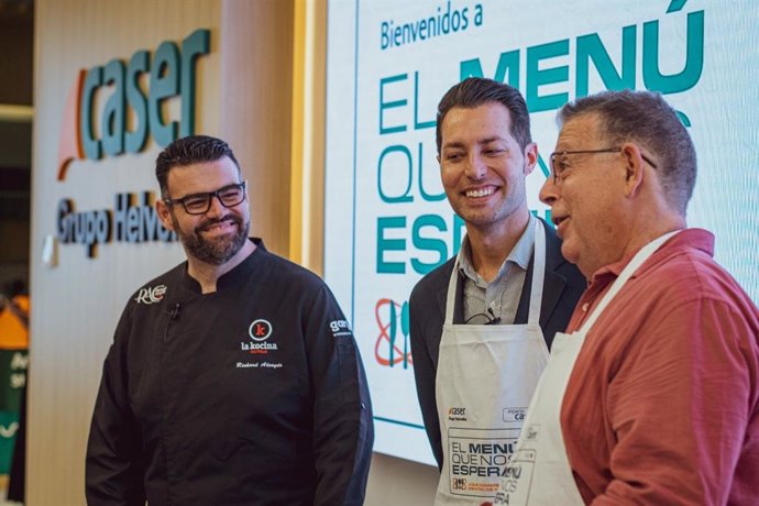 Participantes en el coloquio y posterior showcooking denominado 'El menú que nos espera: ¿Qué comeremos dentro de 100 años?' celebrado en el Espacio Caser de Málaga.