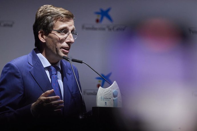 El alcalde de Madrid, José Luis Martínez-Almeida, recibe el Premio Impacto ESG, en CaixaForum Madrid, a 21 de septiembre de 2023, en Madrid (España). Almeida ha recibido hoy el Premio Impacto ESG, en la categoría 'Compromiso institucional con la goberna