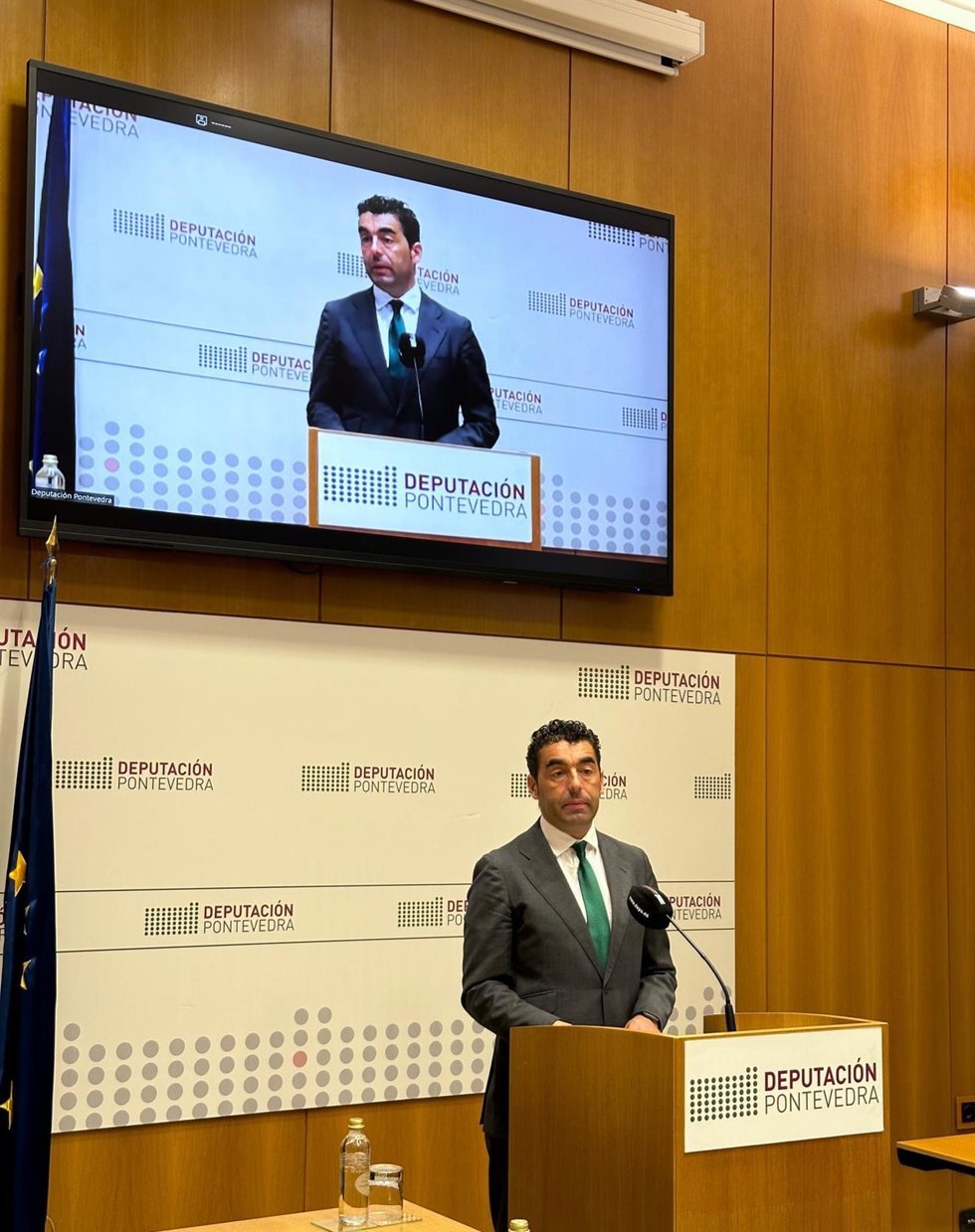 Archivo - El presidente de la Diputación de Pontevedra, Luis López, en rueda de prensa.