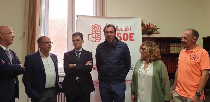 El presidente del Grupo Municipal Socialista en el Ayuntamiento de Valladolid, Óscar Puente, junto a concejales socialista durante una rueda de prensa celebrada este viernes