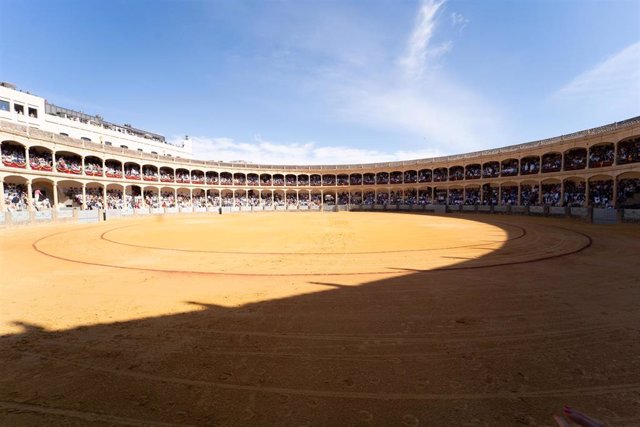 Panorámica de la corrida goyesca en la plaza de toros de la Real Maestranza de Caballería. a 2 de septiembre de 2023, en Ronda, (Málaga, Andalucía, España).