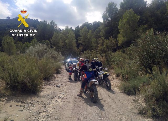 Guardia Civil localiza a un grupo de motoristas que circulaba monte a través en Totana
