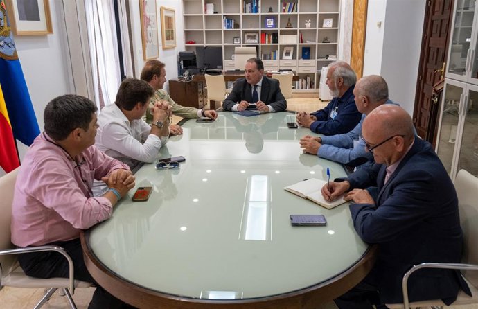 El presidente de la Diputación de Huelva, David Toscano, se ha reunido con los representantes de las denominaciones de origen protegido (DOP) e indicaciones geográficas protegidas (IGP) de la provincia.