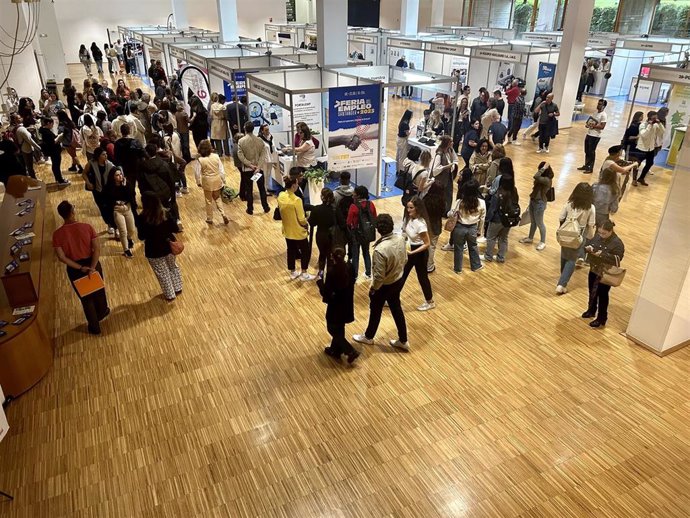 Más de mil personas participan en la Feria de Empleo organizada por la UC y el Ayuntamiento de Santander.