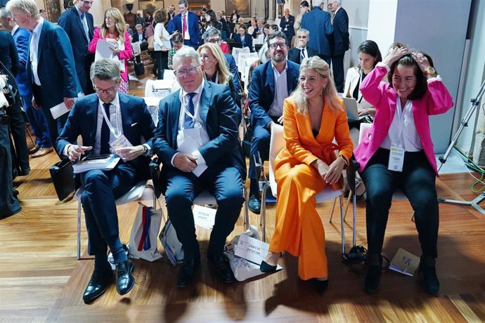 (I-D) El alcalde de Rochefort (Francia), Pierre-Yves Dermagne; el comisario europeo de Empleo y Derechos Sociales, Nicolas Schmit; la  vicepresidenta segunda y ministra de Trabajos y Asuntos Económicos, Yolanda Díaz y la ministra de Trabajo, Solidaridad