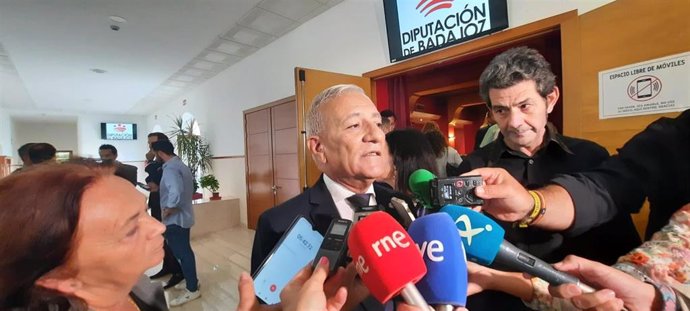 El delegado del Gobierno en Extremadura, Francisco Mendoza, atiende a los medios.