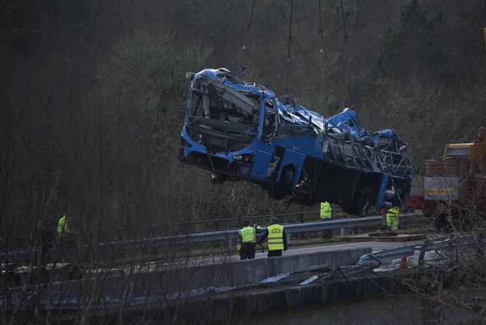Archivo - Una grúa coloca el autobús accidentado sobre el puente para sacarlo del cauce del río Lérez, a 27 de diciembre de 2022, en Cerdedo-Cotobade, Pontevedra, Galicia (España). Un servicio de grúas se ha desplazado al lugar con el objetivo de intent