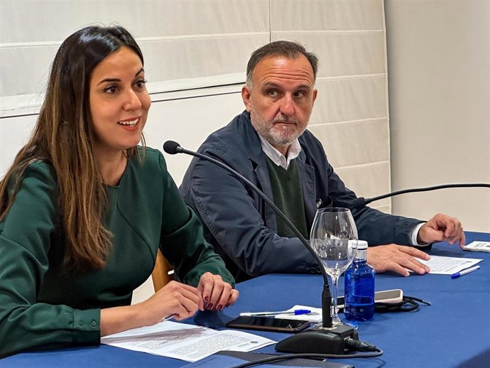 Jiménez junto al director de la Oficina de Turismo.