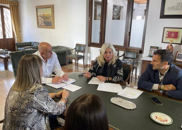 La delegada del Gobierno de la Junta de Andalucía en Cádiz, Mercedes Colombo, en una una visita institucional al Ayuntamiento de Setenil de las Bodegas