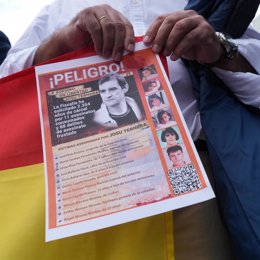 Carteles de Vox contra la presentación del documental sobre Josu Ternera en el Festival de Cine de San Sebastián