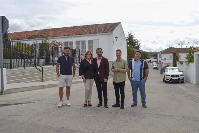 El delegado de Desarrollo Económico, Promoción y Empleo de la Diputación de Córdoba, Félix Romero (centro), en su visita a Cardeña.
