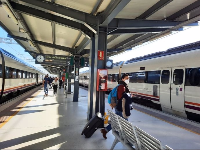 Archivo - Estación de trenes de Huelva.